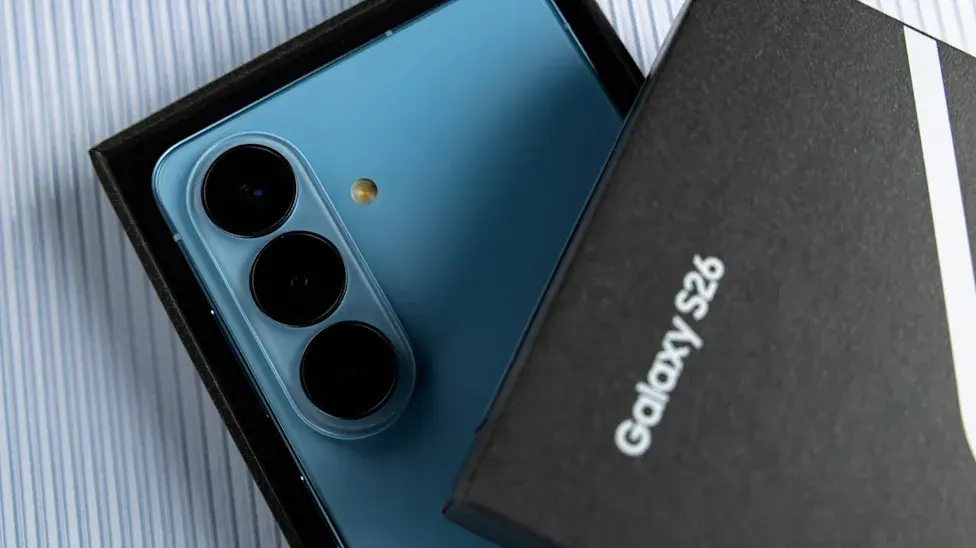 Motorola Edge (2026) vs Samsung Galaxy S26: Which Is Better?